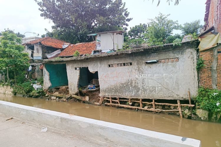 Kondisi rumah di bantaran Kali Baru, Jalan Mukri, Kramatjati, Jakarta Timur, yang temboknya jebol dan lantainya ambles, Sabtu (8/7/2023).