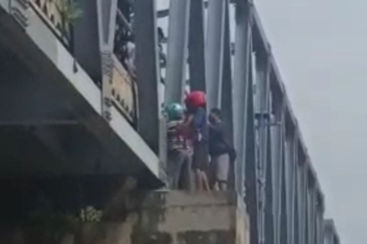 Aksi penyelamatan warga terhadap wanita yang akan bunuh diri meloncat ke sungai bengawan solo di jembatan kaliketek Bojonegoro