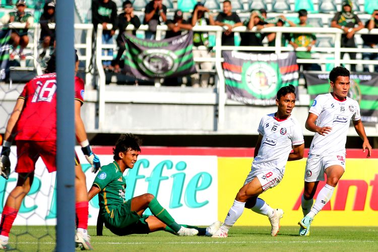 Pemain Persebaya Surabaya Arief Catur (kiri), pemain Arema FC Arkhan Fikri dan Mikael Alfredo Tata saat pertandingan pekan ke-13 Liga 1 2023-2024 yang berakhir dengan skor 3-1 di Stadion Gelora Bung Tomo Surabaya, Sabtu (23/9/2023) sore.