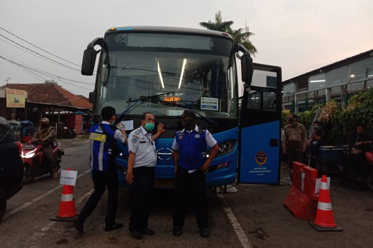 Ada 50 bus gratis yang disediakan bagi warga Bogor yang hendak menuju Jakarta, terutama kalangan pekerja. Bus itu menunggu penumpang di samping Stasiun Bogor, tepatnya di Jalan Mayor Oking, Kota Bogor, Senin (15/6/2020).