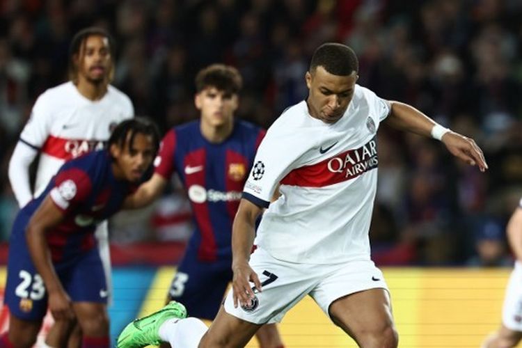 Penyerang PSG, Kylian Mbappe, menendang bola dari penalti dan berhasil mencetak gol dalam perempat final Liga Champions 2023-2024 antara Barcelona vs PSG di Stadion Olimpiade Lluis Companys pada 16 April 2024.