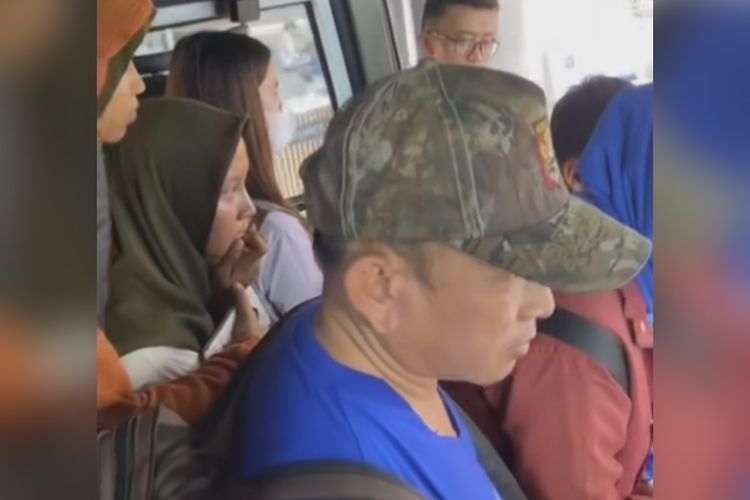 Pria berinisial WH membuat gaduh satu bus yang menuju Bandara Soekarno Hatta, Tangerang, Banten, Kamis (15/12/2023). 