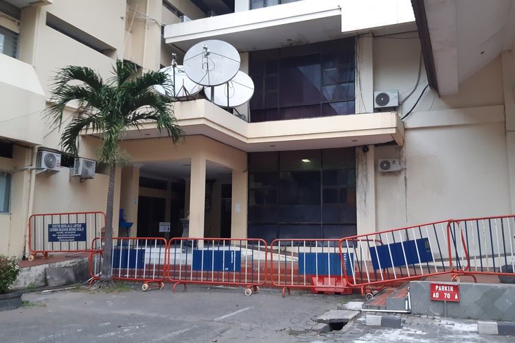 Tiga kantor dinas dalam satu gedung di Kompleks Balai Kota Solo, Jawa Tengah ditutup sementara selama tujuh hari setelah ada dua ASN dinyatakan positif Covid-19, Senin (20/7/2020).