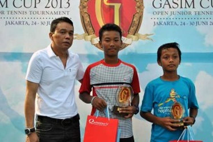 Rudy Gasim bersama juara tunggal putra KU-14 tahun M.Althaf (tengah) dan Iswandaru.