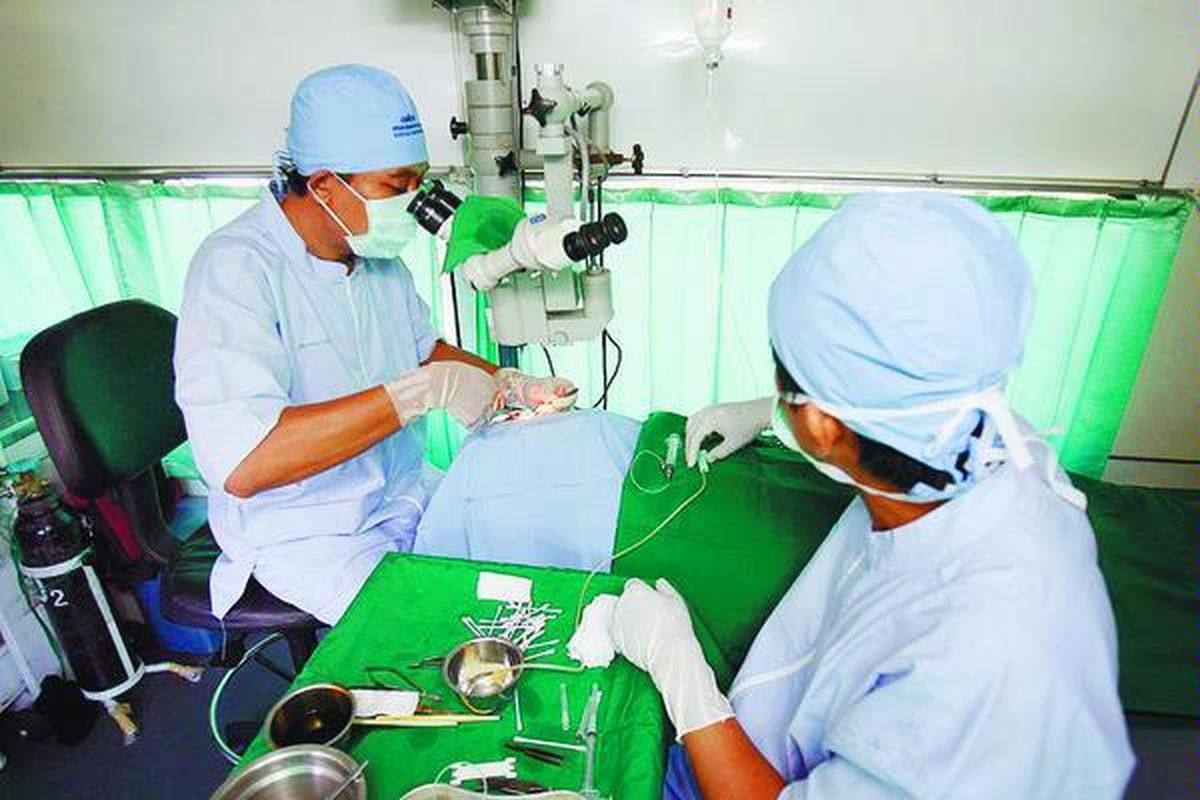 ilustrasi operasi katarak