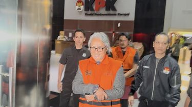 Pakai Rompi Tahanan KPK, Kepala KPP Banjarmasin Mulyono Akui Terima Suap