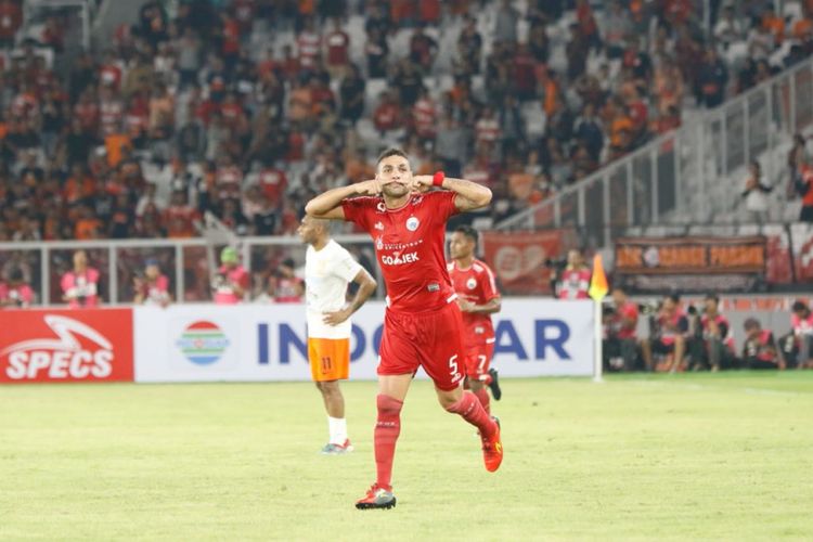 Bek Persija Jakarta, Jaimerson Da Silva, merayakan gol timnya ke gawang Borneo FC pada pertandingan Liga 1 di Stadion Utama Gelora Bung Karno, Sabtu (14/4/2018).