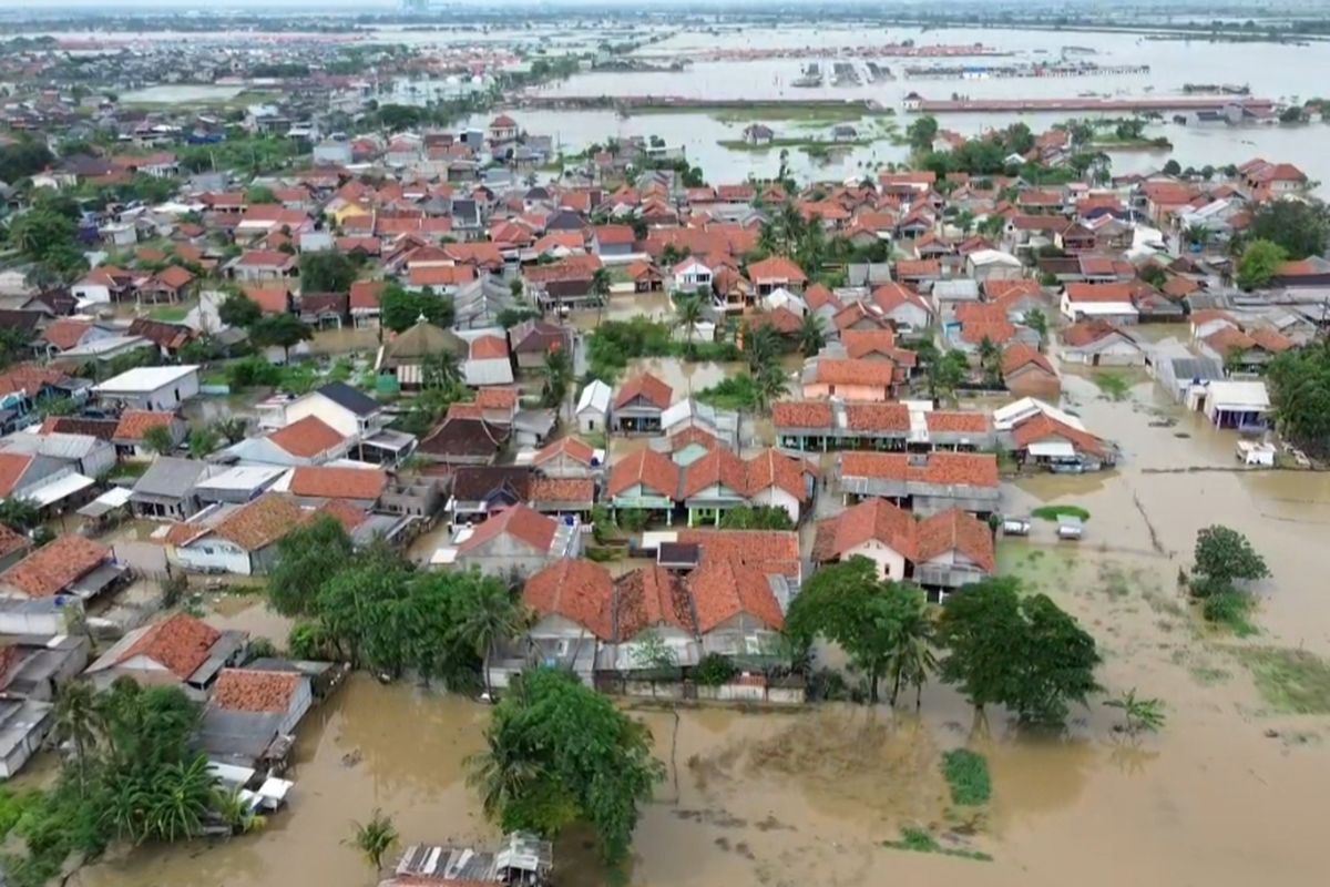 Pantauan udara suasana banjir di Desa Srimukti, Kecamatan Tambun Utara, Kabupaten Bekasi. Minggu (18/1/2026). Jawa Barat menjadi provinsi dengan potensi bencana hidrometeorologi tertinggi. Disusul kemudian, Jawa Tengah dan Jawa Timur.