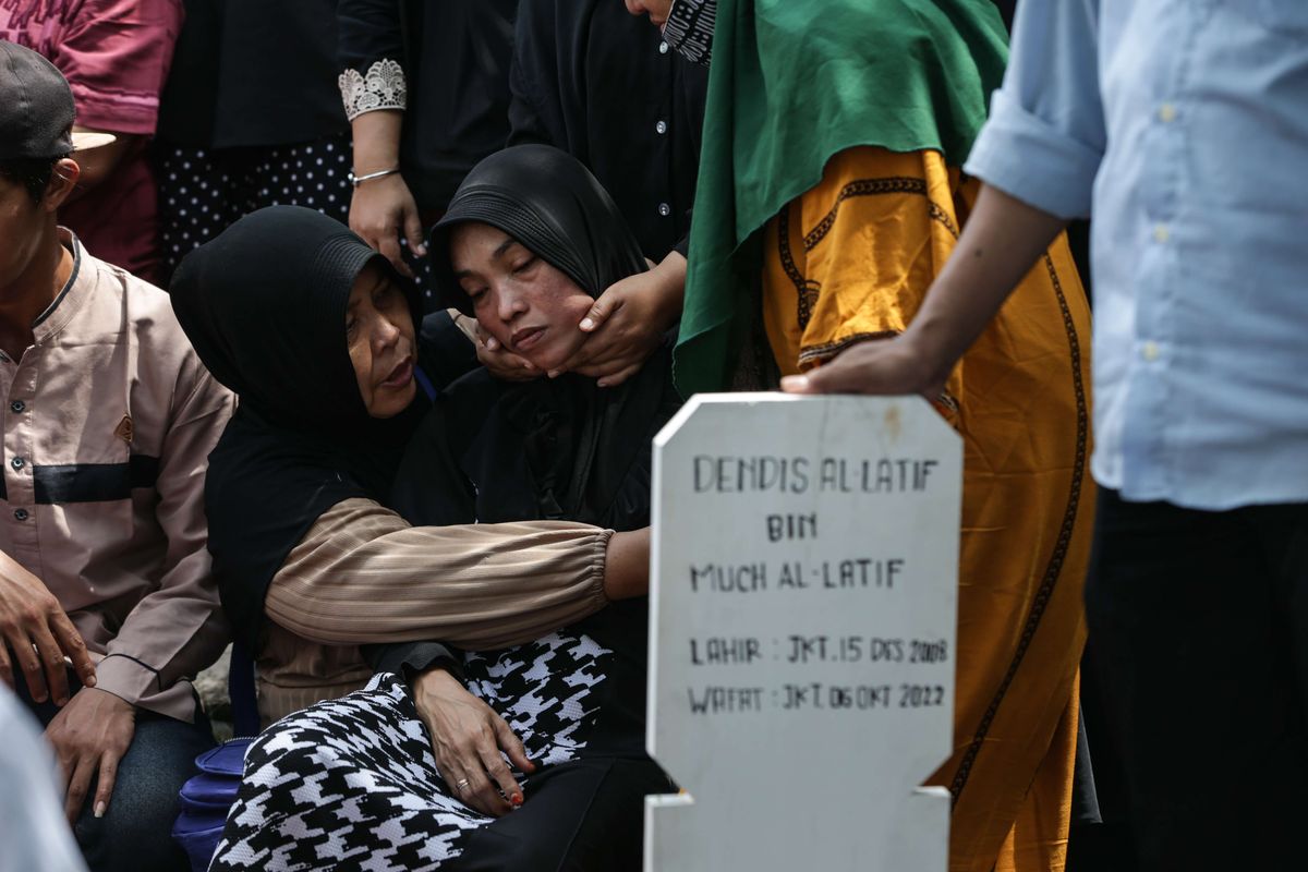 Yusnia, ibu salah satu korban robohnya tembok sekolah MTsN 19 Pondok Labu, Jakarta, Dendis Al Latif  tak kuasa menahan haru saat pemakaman anaknya di TPU Kampung Kandang, Jakarta Selatan, Jumat (7/10/2022) . Peristiwa ini mengakibatkan 3 orang siswa meninggal dunia dan 3 lainnya luka-luka.