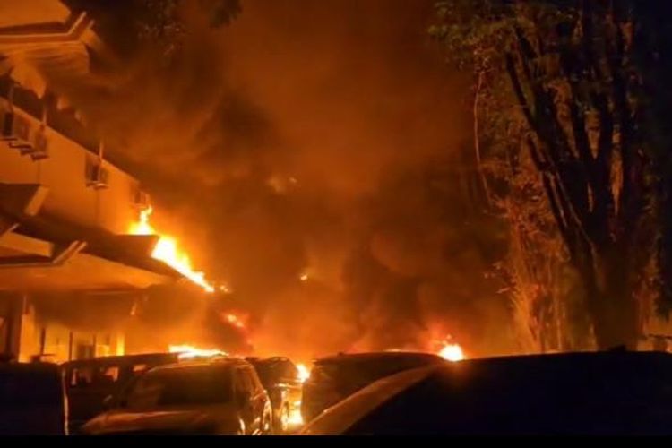 Tiga Staf Loncat dari Lantai 4 Saat Api Lalap Gedung DPRD Makassar