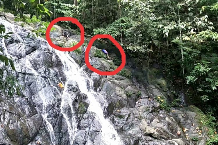 Anak-anak mendaki tebing air terjun Warengkris, Distrik Teluk Maylibit, Raja Ampat, Papua Barat, Rabu (25/7/2018).