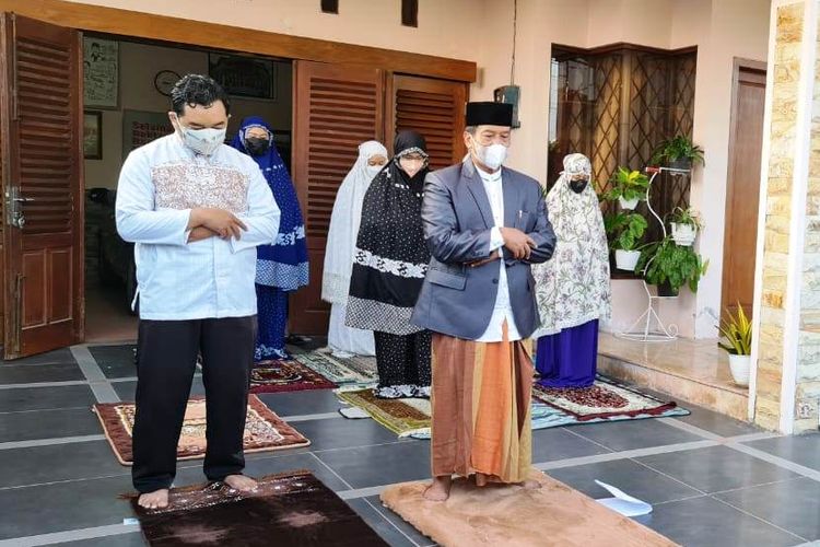 Rektor UNS (depan kanan) memimpin Shalat Idul Adha di depan garasi rumahnya.