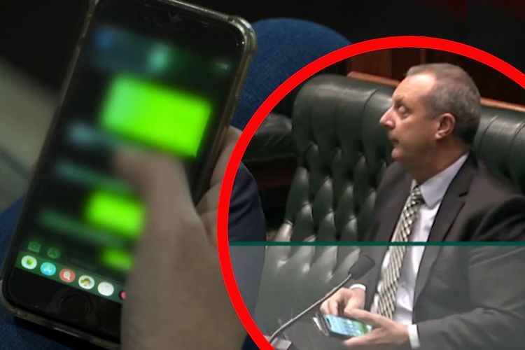 MIchael Johnsen mengirim ratusan SMS kepada pekerja seks, kadang ketika dia berada di sidang parlemen NSW. (ABC News: Dave Maguire / Parliament Of NSW)
