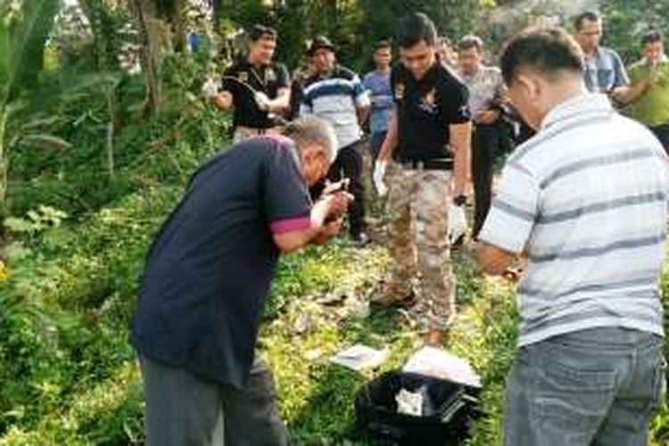 Warga Kota Binjai menemukan satu koper berisi bom rakitan dan sejumlah amunisi berikut senjata api rakitan