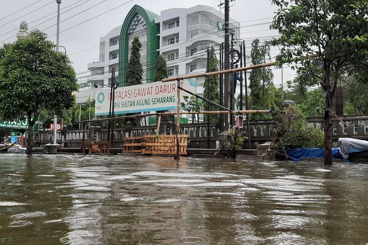 Banjir di depan Unissula Kaligawe, Kecamatan Genuk Semarang