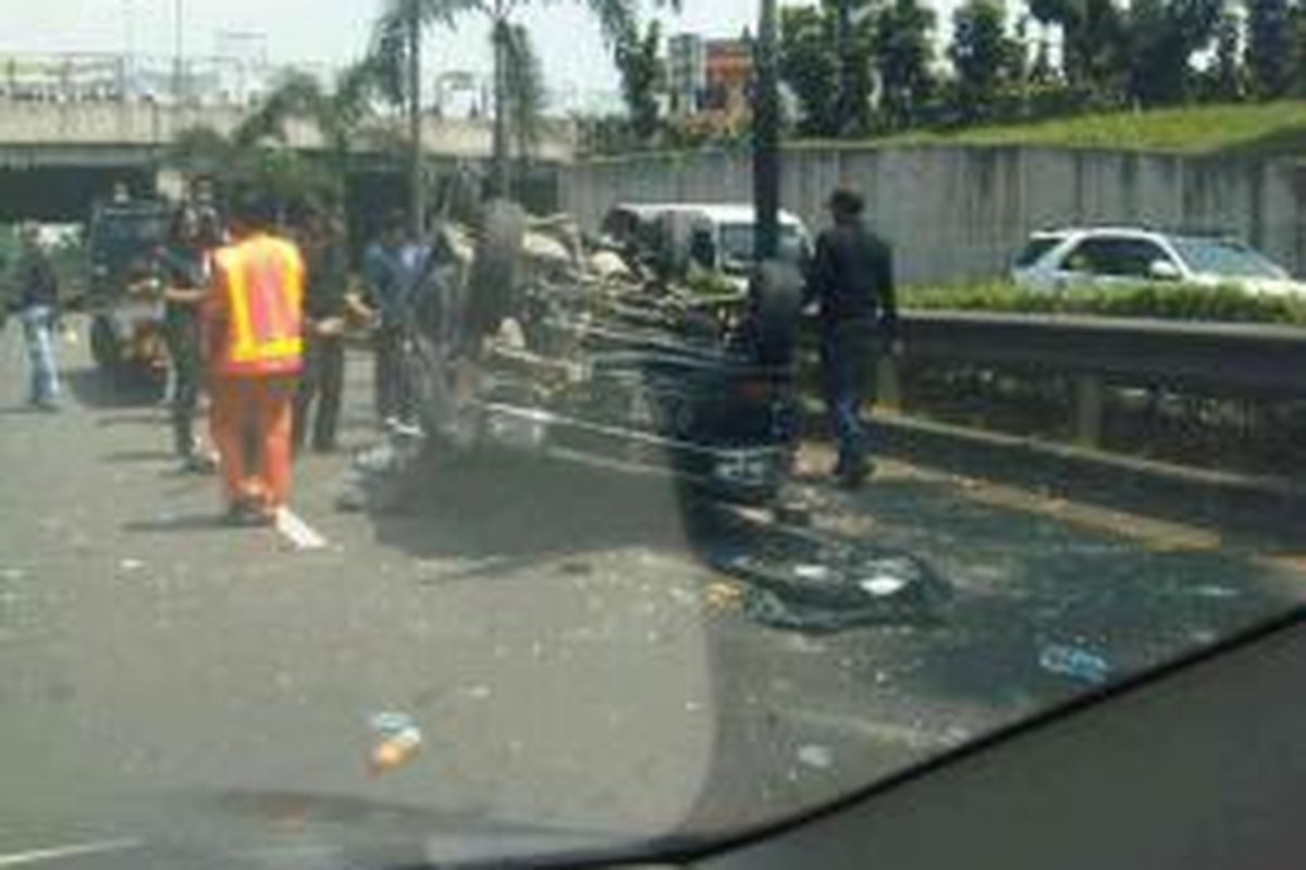 Mobil Toyota Kijang berpenumpang lima orang mengalami pecah ban dan terbalik di Tol Jatiwarna, Selasa (13/8/2013) siang.