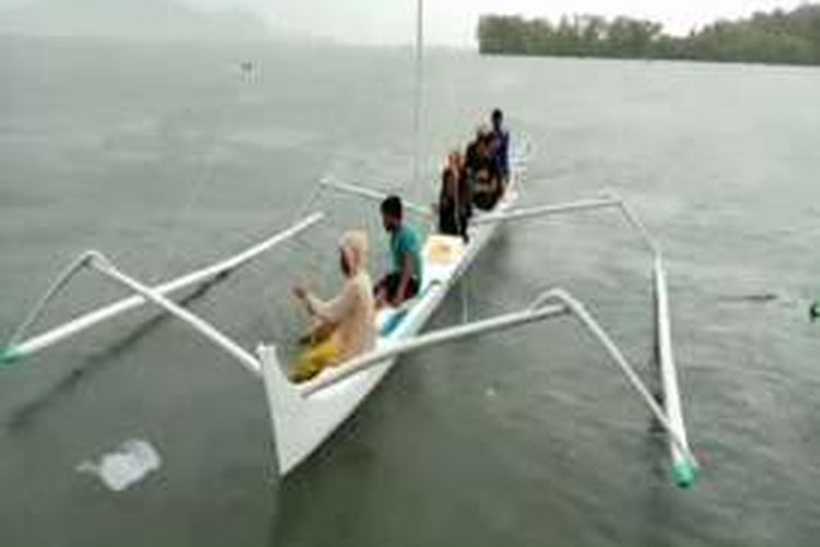 Perahu terbalik diterjang angin kencang disertai hujan deras, delapan penumpang dan satu nakhoda tenggelam, Senin (26/12/2106).