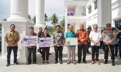 Kunker ke Nias, Pj Gubernur Sumut Salurkan Bantuan kepada Masyarakat