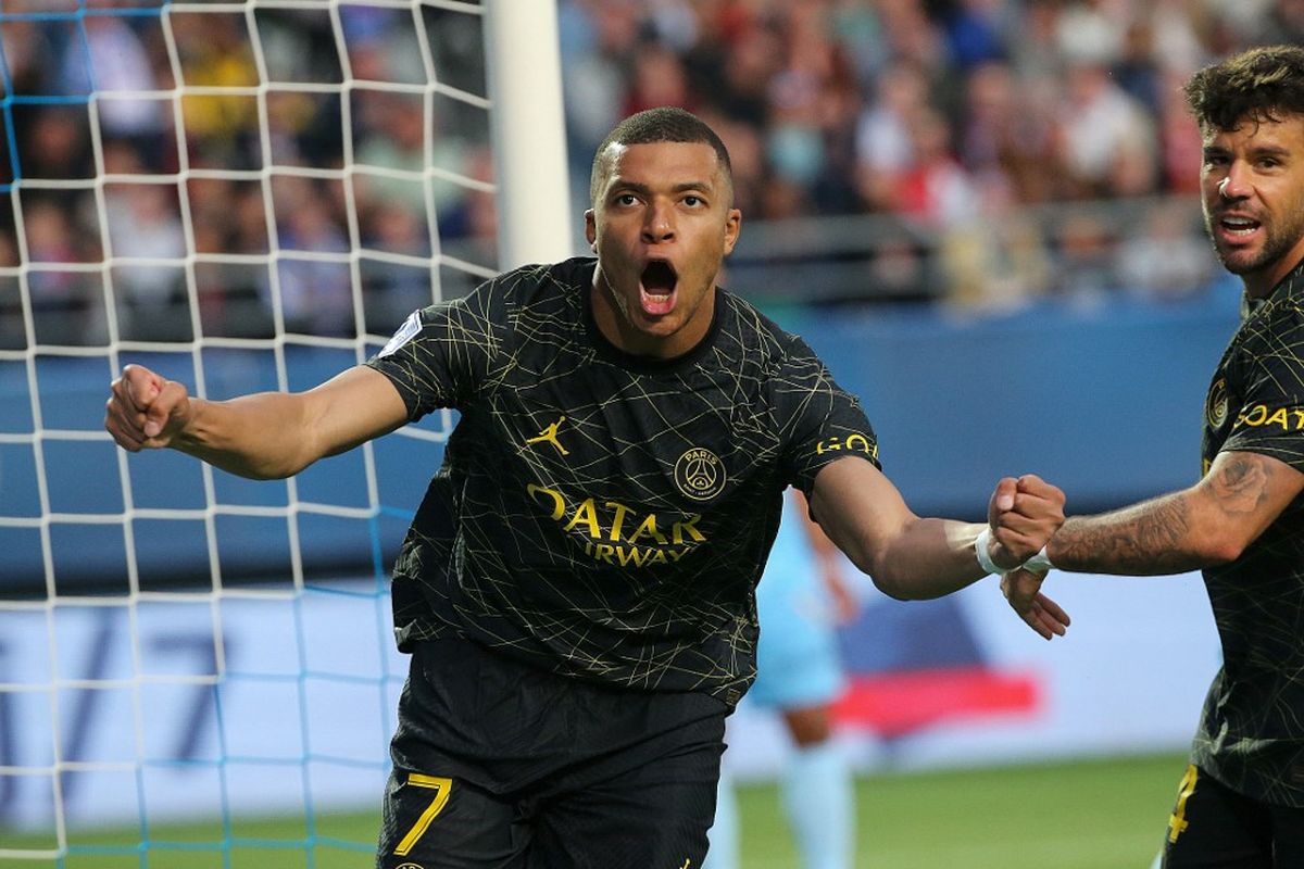 Selebrasi penyerang Paris Saint-Germain (PSG), Kylian Mbappe, usai mencetak gol ke gawang Troyes. Laga Troyes vs PSG pada pekan ke-34 Liga Perancis 2022-2023 tersebut digelar di Stadion Stade de l'Aube pada Minggu (7/5/2023) malam waktu setempat. Terbaru, PSG mendapatkan tawaran kontrak dari Al Hilal untuk Kylian Mbappe.