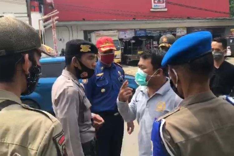 Tangkap layar video anggota DPRD Banten cekcok dengan petugas saat razia masker di Lebak, Kamis (12/11/2020)