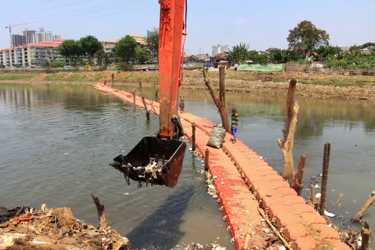 Sejumlah alat berat melakukan pengerukan lumpur di Kali Ciliwung, Kawasan Tanah Abang, Jakarta, Senin (10/9). Normalisasi dilakukan untuk mengatasi pendangkalan akibat sedimen lumpur dan sampah. ANTARA FOTO/Reno Esnir/foc/18. *** Local Caption ***  