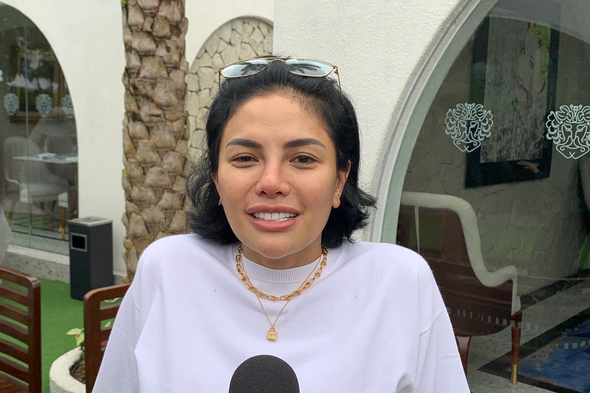 Artis Nikita Mirzani bicara soal vonis bebasnya dari kasus pencemaran nama baik dalam jumpa pers di kawasan Jakarta Pusat, Jumat (30/12/2022). 
