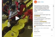 Usai Laga Melawan Taiwan, Suporter Timnas Bersihkan Stadion Patriot