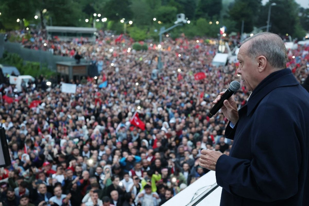 Foto yang diambil dan dirilis oleh Kantor Pers Kepresidenan Turkiye pada 28 Mei 2023 ini menunjukkan Presiden Turkiye Recep Tayyip Erdogan berbicara kepada para pendukung yang berkumpul di luar kediamannya setelah kemenangannya dalam pemilihan presiden Turkiye di distrik Kisikli di Istanbul. Ketua komisi pemilu Turkiye pada 28 Mei 2023 menyatakan Presiden Recep Tayyip Erdogan sebagai pemenang pemilihan putaran kedua bersejarah yang akan memperpanjang masa jabatannya selama 20 tahun hingga 2028. 