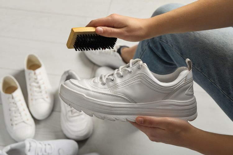 Ilustrasi membersihkan sepatu
