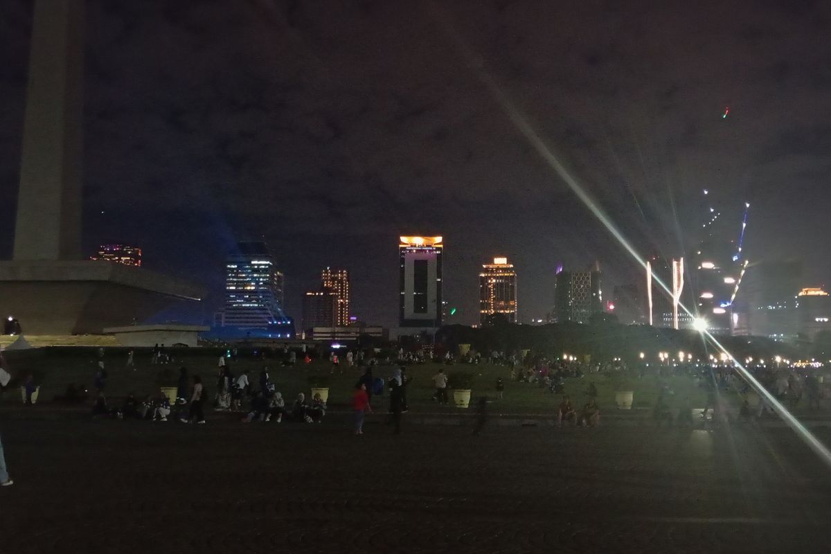 Semakin Malam, Monas Tambah Ramai oleh Warga yang Tahun Baruan