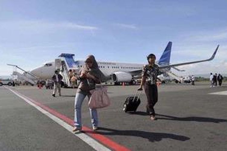 Penumpang pesawat tiba di Bandar Udara Adisutjipto, Yogyakarta, setelah menempuh penerbangan dari Jakarta, Kamis (16/6/2011).