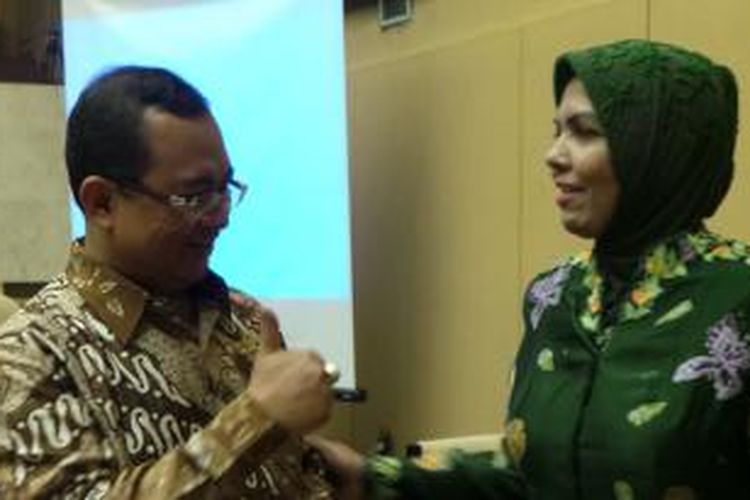 Wakil Ketua DPR Priyo Budi Santoso tengah berbincang dengan Ketua Fraksi Partai Demokrat Nurhayati Ali Assegaf di Kompleks Gedung Parlemen, Jakarta, Rabu (25/9/2013).