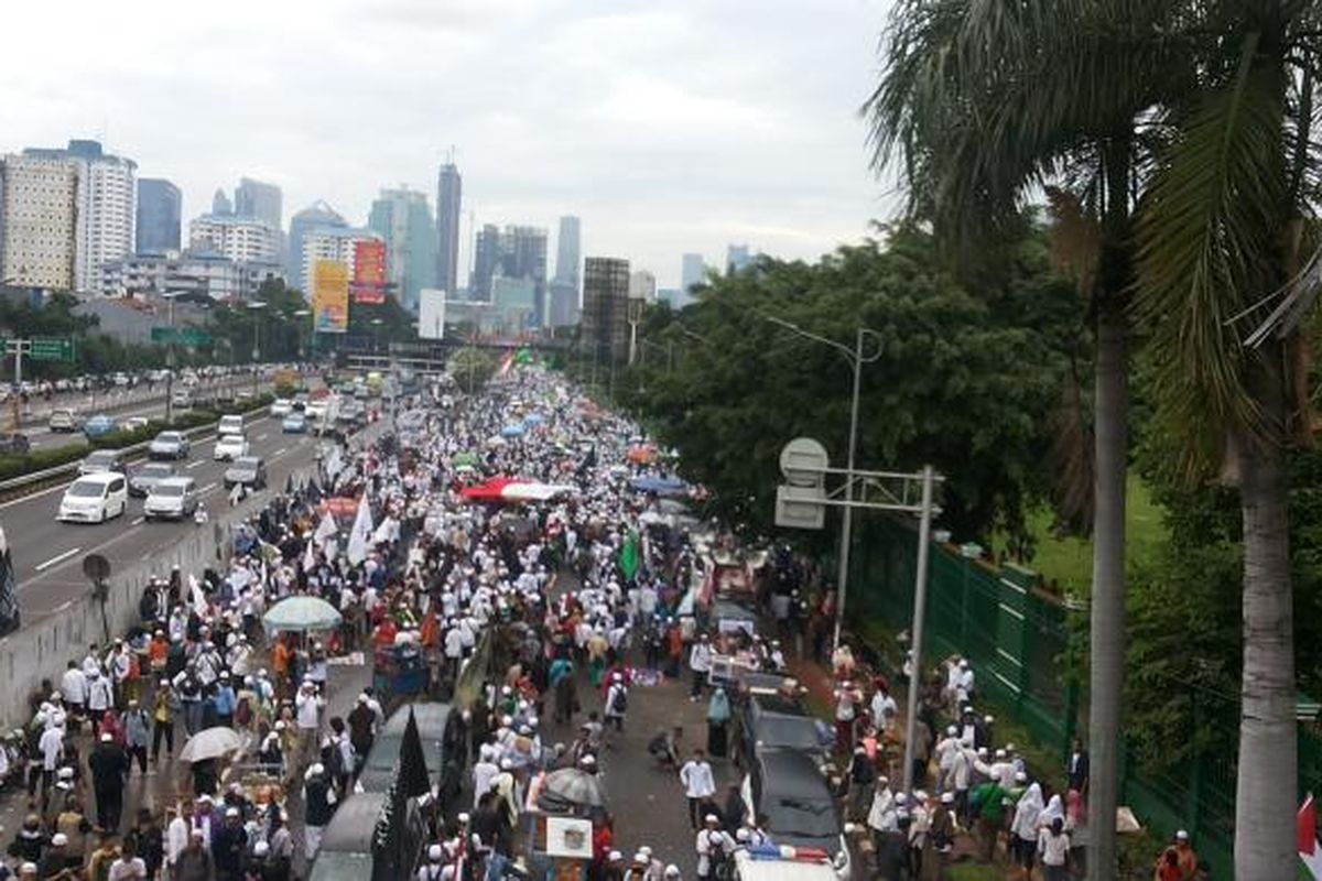 Massa membubarkan diri unjuk mengikuti aksi unjuk rasa 212 di depan Gedung DPR RI, Jakarta Pusat, Selasa (21/2/2017).