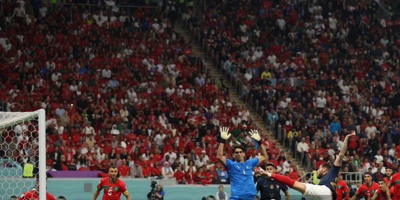 Bek Perancis, Theo Hernandez, melepaskan tembakan dengan kaki kiri untuk menjebol gawang Maroko yang dikawal kiper Yassine Bounou dalam laga semifinal Piala Dunia 2022 di Al-Bayt Stadium, Al Khor, Doha, Rabu (14/12/2022) atau Kamis dini hari WIB.