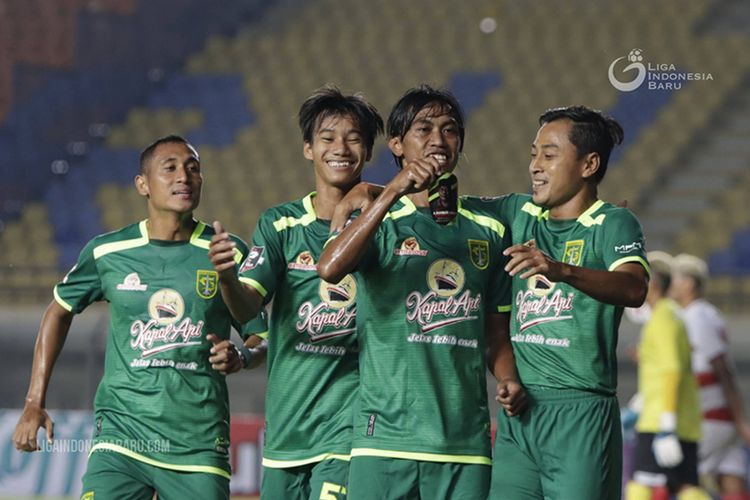 Para pemain Persebaya Surabaya merayakan gol pertama mereka ke gawang Madura United dalam laga kedua penyisihan Grup C Piala Menpora 2021 di Stadion Si Jalak Harupat, Kabupaten Bandung, Minggu (28/03/2021). 