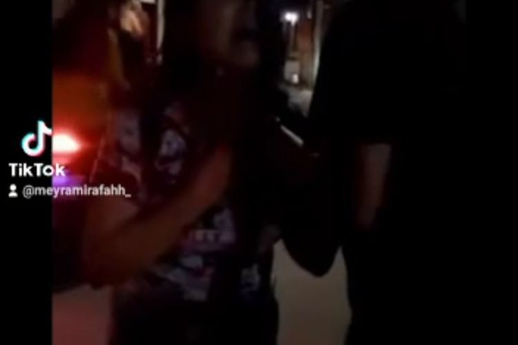 Sebuah video memperlihatkan seorang anak perempuan menangis. Dinarasikan, anak itu digorok ibunya gara-gara membangunkan sahur di Cipayung, Jakarta Timur. Namun, polisi membantah kabar itu.