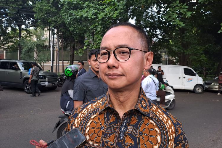 Wakil Ketua TKN Prabowo-Gibran, Eddy Soeparno saat ditemui di rumah Prabowo, Jalan Kertanegara, Jakarta Selatan, Senin (22/1/2024). 