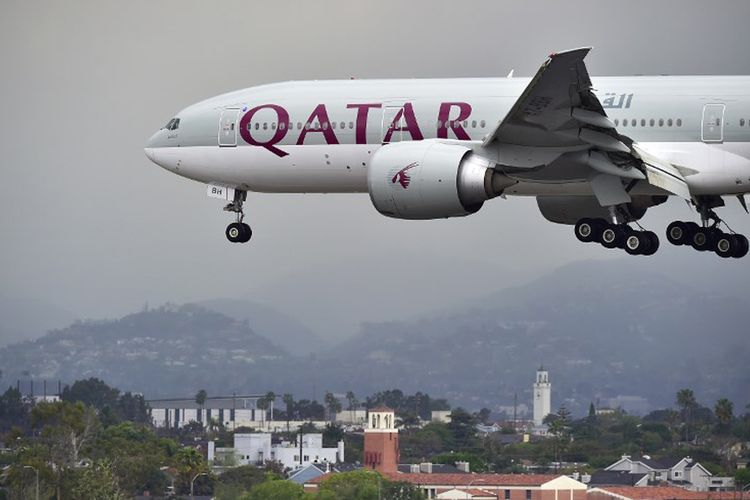 Pesawat milik Qatar Airways saat akan mendarat di bandara.