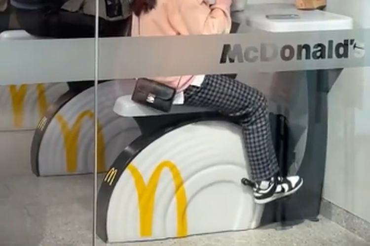Berkat sebuah video viral di Instagram yang diunggah oleh pemilik akun @Cris13yu, kini seluruh dunia tahu beberapa McDonald's di China menambahkan fitur sepeda statis pada kursi di dalam restorannya.