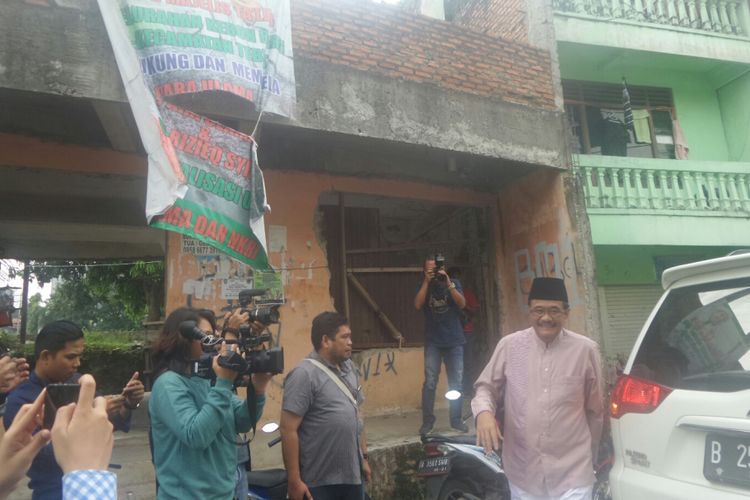 Cawagub DKI Djarot Saiful Hidayat melaksanakan sholat Jumat di Masjid Al Atiq, Tebet, Junat (14/4/2017). 