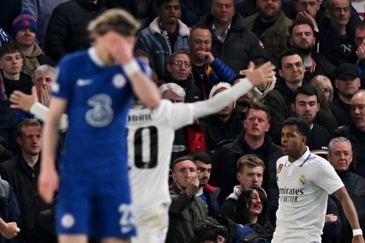 Striker Real Madrid, Rodrygo Goes, berselebrasi usai mencetak gol pembuka ke gawang Chelsea dalam leg kedua perempat final Liga Champions 2022-2023 di Stadion Stamford Bridge pada 18 April 2023. (Foto oleh Glyn KIRK / AFP)