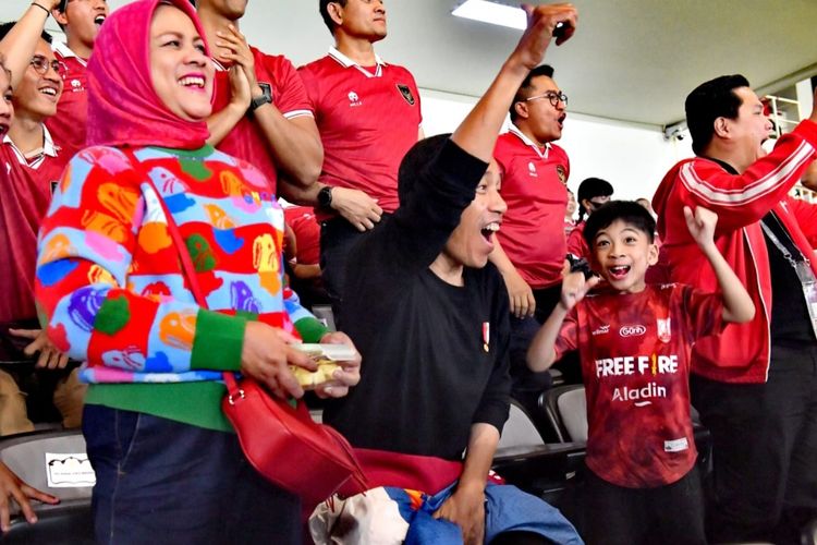 Presiden Joko Widodo bersama Ibu Negara Iriana Joko Widodo dan Jan Ethes Sinarendra saat menyaksikan laga sepakbola Kualifikasi Piala Asia U-23 antara Indonesia vs Turkmenistan di Stadion Manahan, Kota Solo, Jawa Tengah, Selasa (12/9/2023) malam.