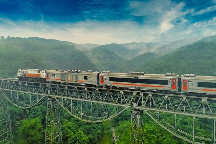 Ilustrasi kereta api. PT Kereta Api Indonesia (KAI) kembali menghadirkan promo spesial dalam rangka perayaan HUT ke-80. Hari ini, Minggu (28/9/2025), KAI menggelar flash sale tiket kereta api seharga Rp 80.000.

