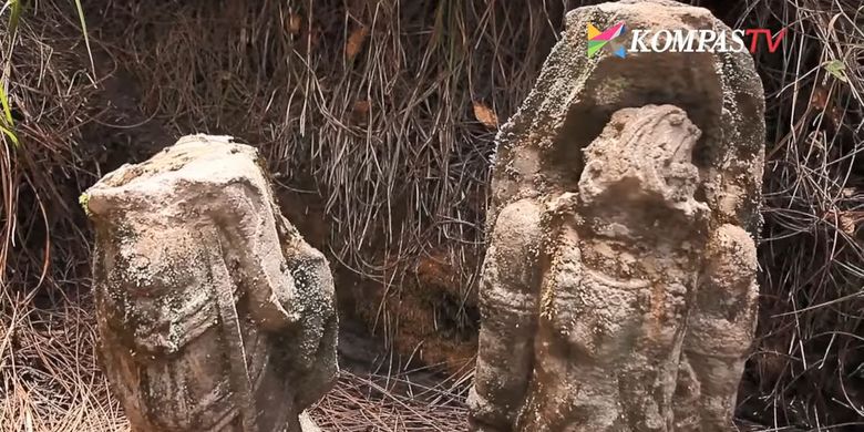 Archapada atau sepasang arca yang terletak di Gunung Semeru, Jawa Timur.