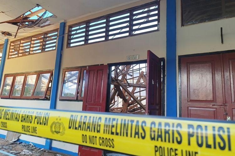 Seperti Suara Dump Truck Tumpahkan Batu, Begini Detik-detik Atap SMAN 7 Mataram Roboh dan Menimpa Siswa