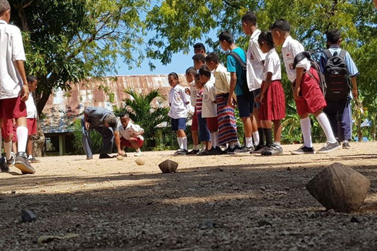 Tari-tarian dan permainan tradisional yang ditampilkan saat festival seni dan budaya di halaman SDI Habibola, Kecamatan Doreng, Kabupaten Sikka, Nusa Tenggara Timur, Selasa (13/8/2019).