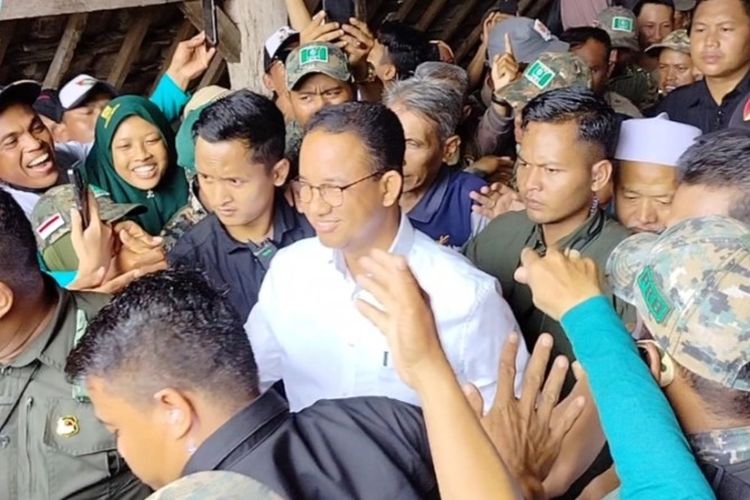 Capres nomor urut 1, Anies Baswedan menyapa pendukungnya saat baru datang untuk kampanye akbar di Padepokan Kalisoga, Desa Slatri, Kabupaten Brebes, Jawa Tengah, Selasa (30/1/2024). 