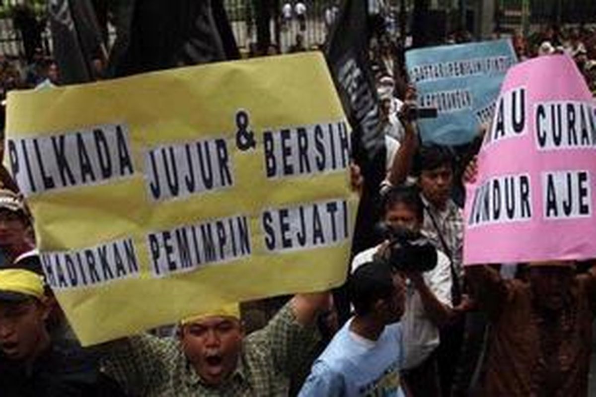 Massa aksi meneriakkan yel-yel saat berunjuk rasa di depan Kantor KPUD DKI Jakarta, Jalan Budi Kemulyaan, Jakarta Pusat, Jumat (18/5/2012). Aksi yang diikuti ratusan orang dari berbagai parpol dan organisasi tersebut untuk menolak 1,4 juta pemilih fiktif yang tercantum dalam Daftar Pemilih Sementara Pilgub DKI Jakarta. Karena aksi ini KPUD menunda penetapan Daftar Pemilih Tetap yang direncanakan antara 20-22 Mei mendatang. 