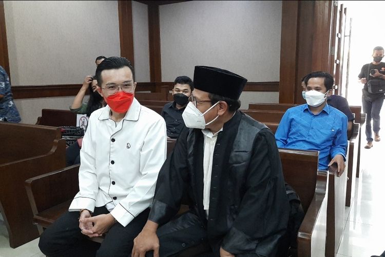 Dokter Tirta (kanan) menghadiri sidang lanjutan perkara pengancaman Jerinx terhadap Adam Deni di Pengadilan Negeri (PN) Jakarta Pusat, Rabu (9/2/2022). Dokter Tirta menjadi saksi yang meringankan terdakwa Jerinx bersama ayah Jerinx yang bernama I Wayan Arjono. 