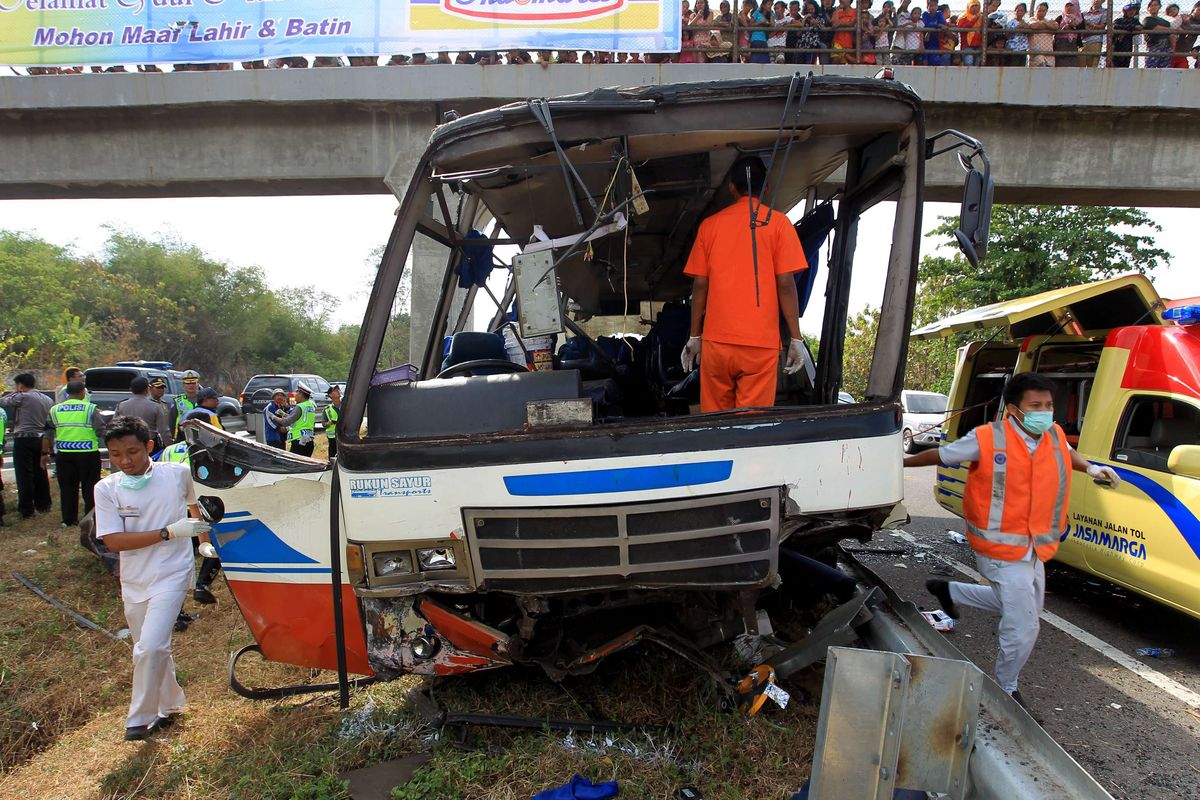 Kecelakaan bus Rukun Sayur dengan nomor polisi AD 1523 CF di kilometer 202 Tol Palimanan - Kanci, Cirebon, Jawa Barat, Selasa (14/7/2015). Akibat kecelakaan ini sedikitnya 11 orang meninggal dunia. KOMPAS IMAGES/KRISTIANTO PURNOMO